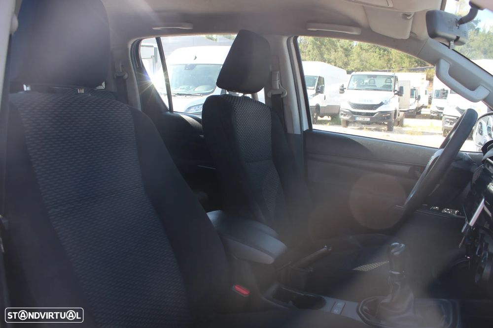 Toyota Hilux 2.4 D-4D 4WD CD CM - 9
