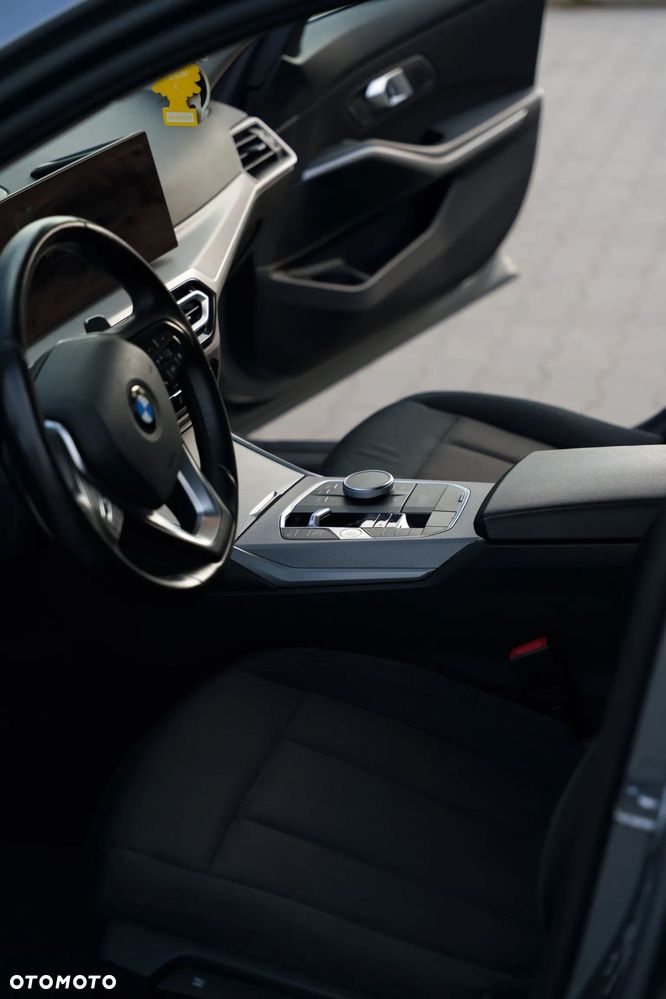 BMW Seria 3 318d MHEV - 28