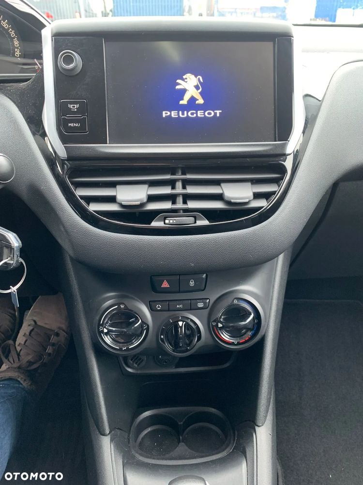 Peugeot 208 - 18