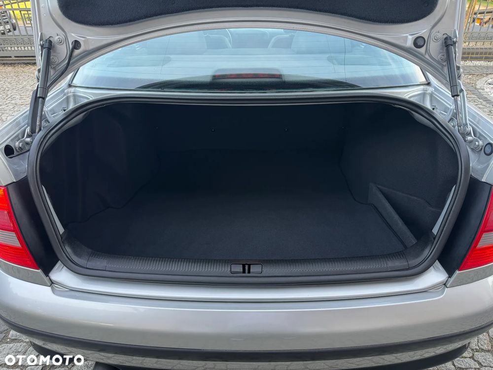 Audi A4 Limousine 1.8 - 32