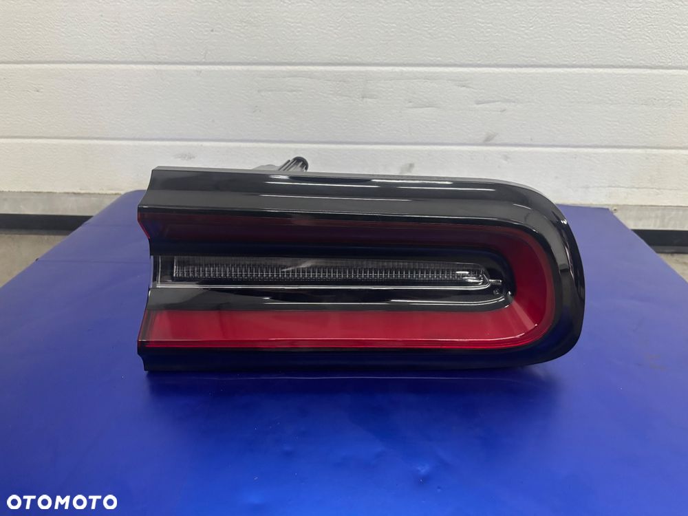 DODGE CHALLENGER 2017 LAMPA PRAWY TYL TYLNA - 2