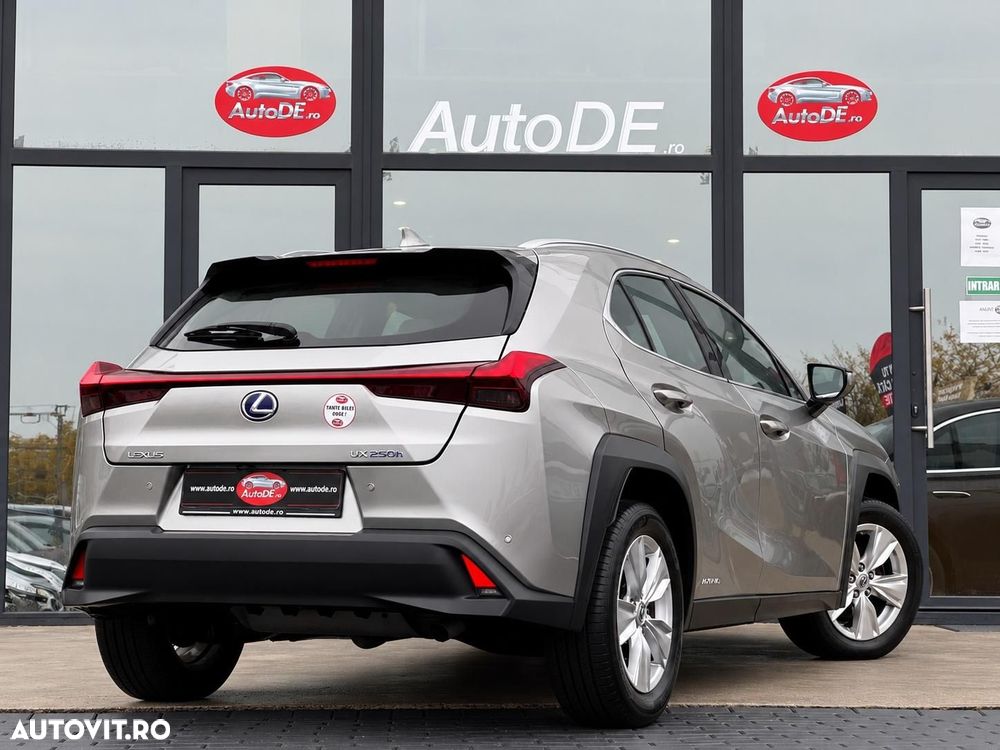 Lexus UX - 4
