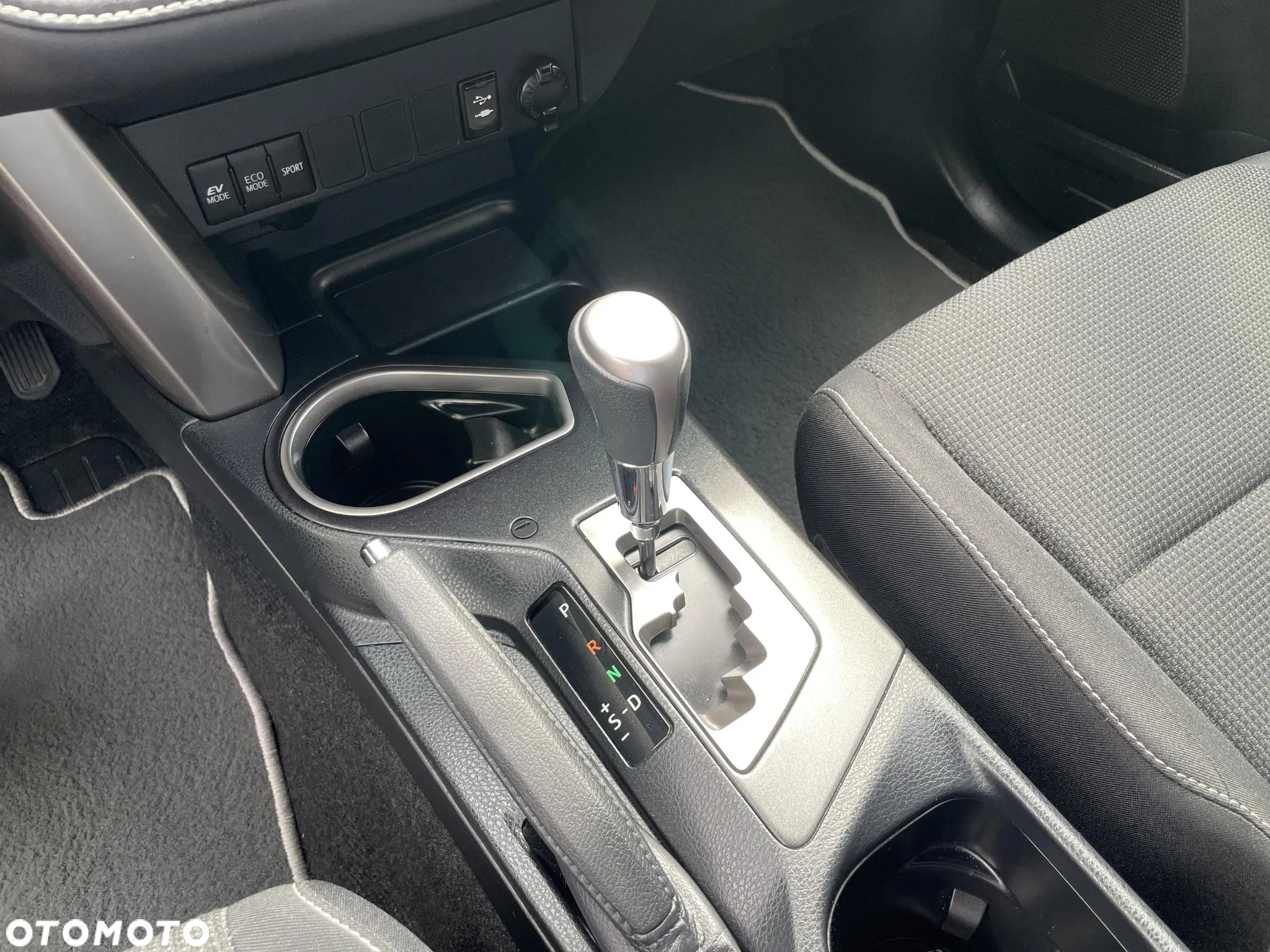 Toyota RAV4 Hybrid Style 4x2 - 14