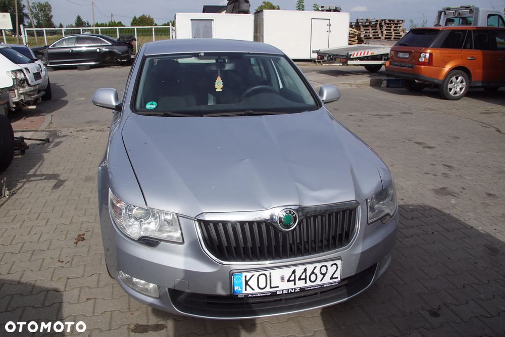 Auto na części - Skoda Superb II 2.0 TDI 140 KM BMP KXX LA7W 2009R Silnik Skrzynia Drzwi Błotnik Zderzak Lampa Lusterko Klamka Szyba Deska Kokpit Sterownik Moduł Czujnik Licznik Panel Kierownica - 9