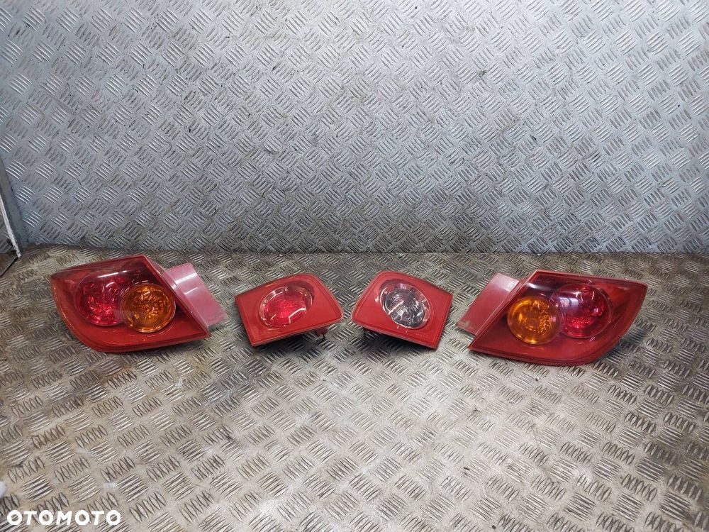 LAMPA LEWY TYŁ + PRAWY TYŁ W BŁOTNIK W KLAPĘ MAZDA 3 I BK HB 5D - 1
