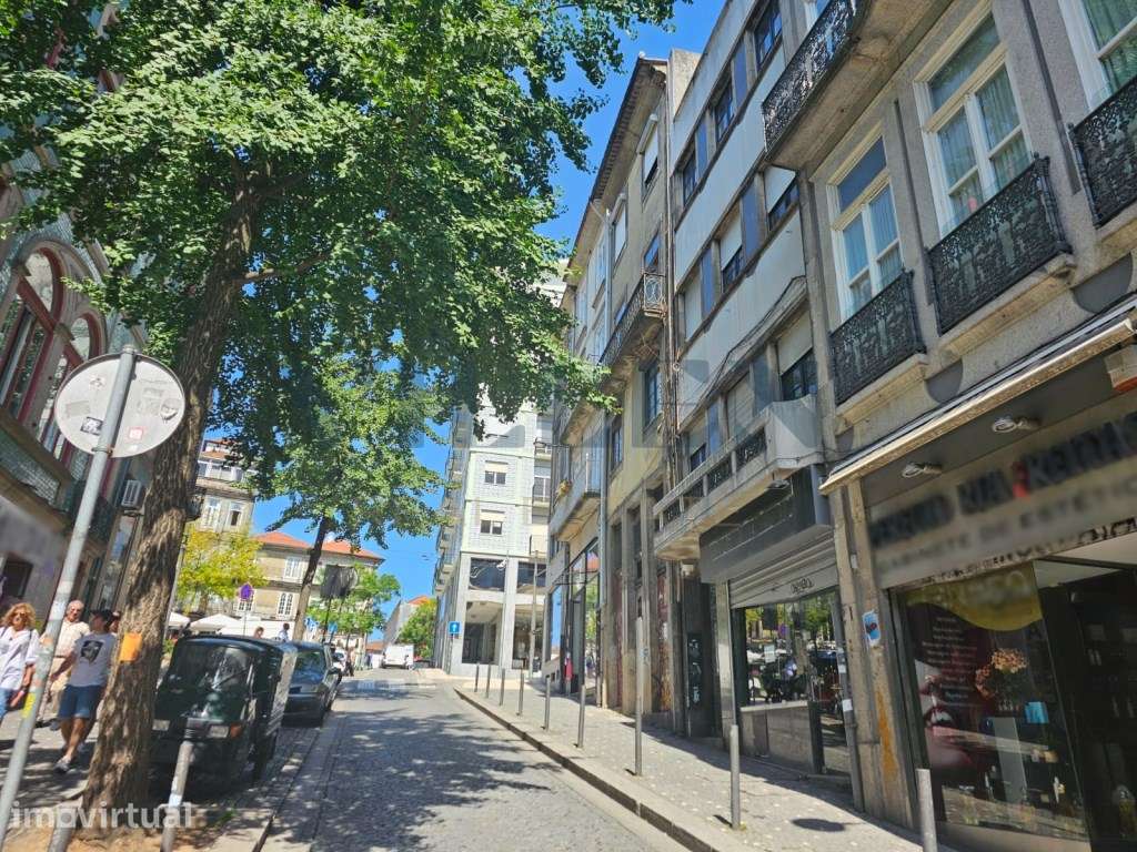 Prédio para restaurar no centro do Porto