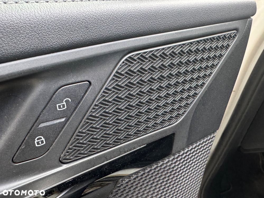 BMW iX1 xDrive30 66.5kWh xLine - 19