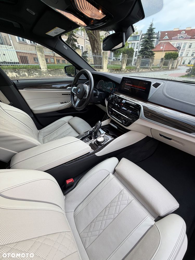 BMW Seria 5 M550i xDrive - 24