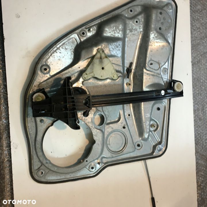 PODNOŚNIK SZYBY PRAWY TYŁ VW BORA SEDAN - 1