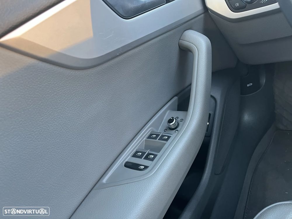 Audi A4 30 TDI S tronic design - 12