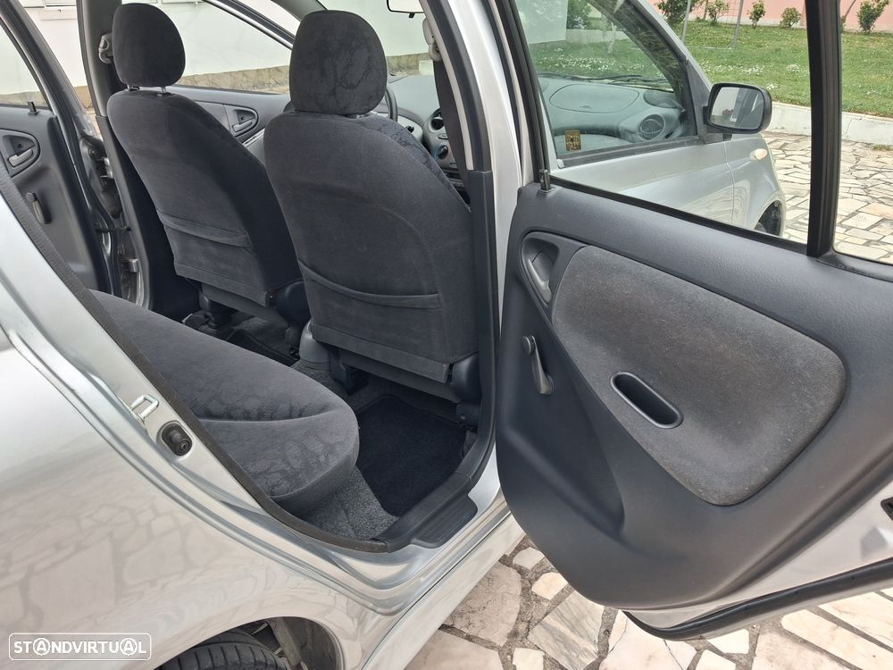 Toyota Yaris 1.4 D-4D Sol - 12