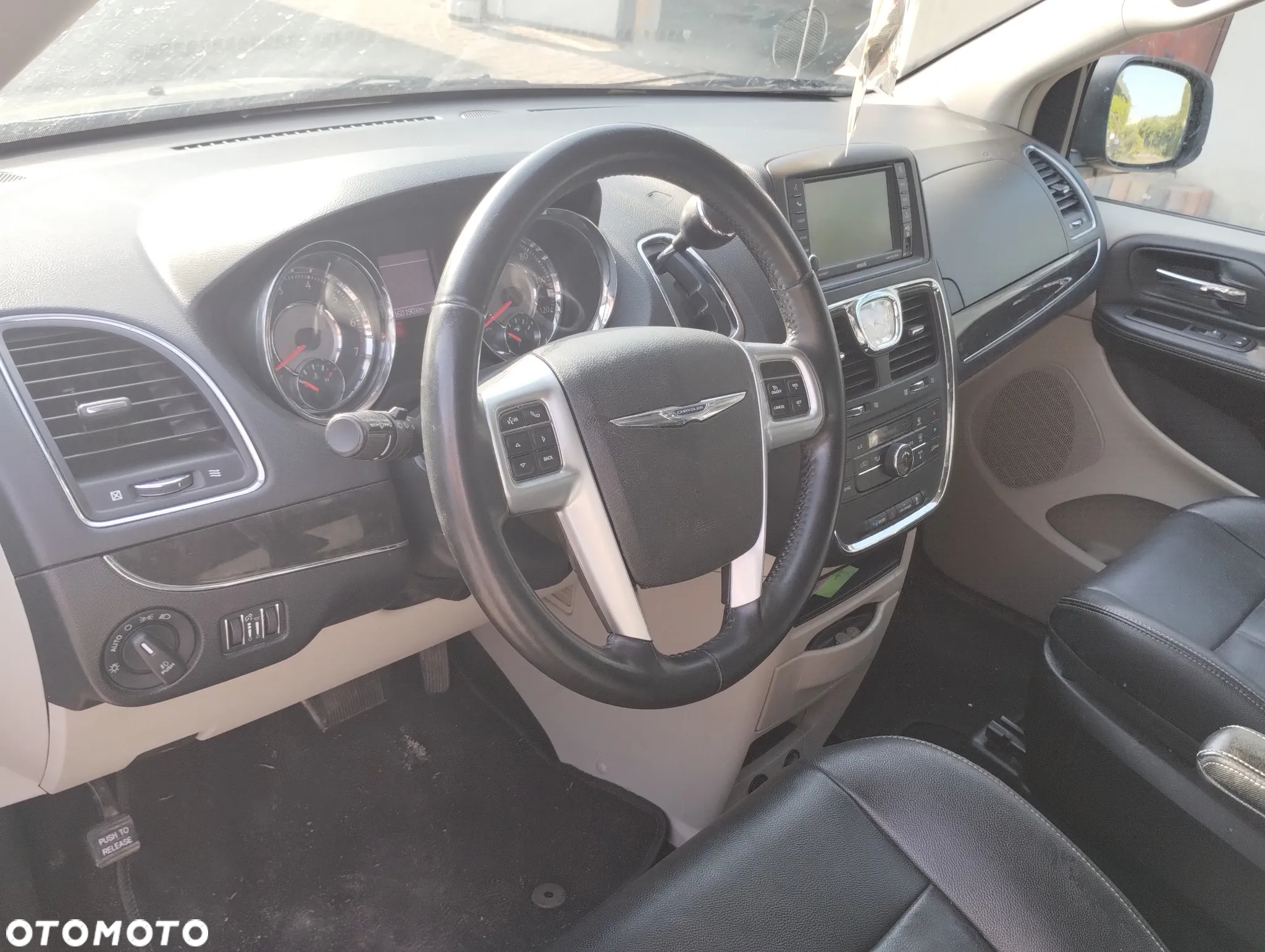 Chrysler Town & Country - 10