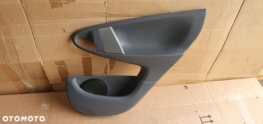 Tapicerka boczek prawy tył tylna prawa Toyota Aygo 67613-0H010 - 1