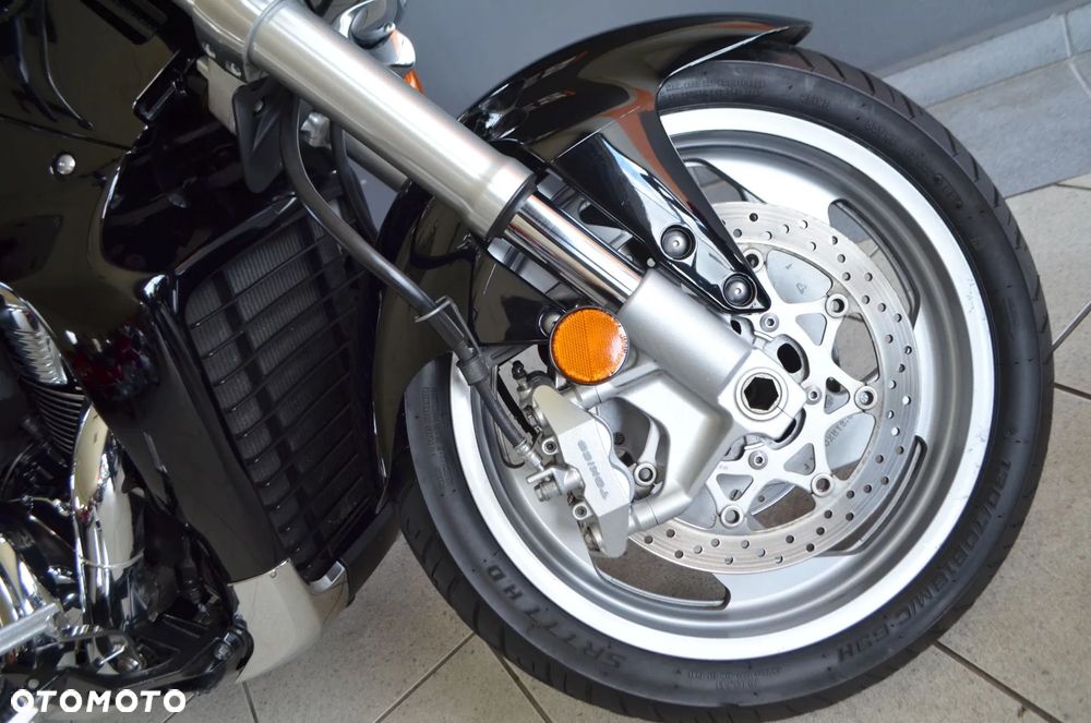 Suzuki Intruder - 10