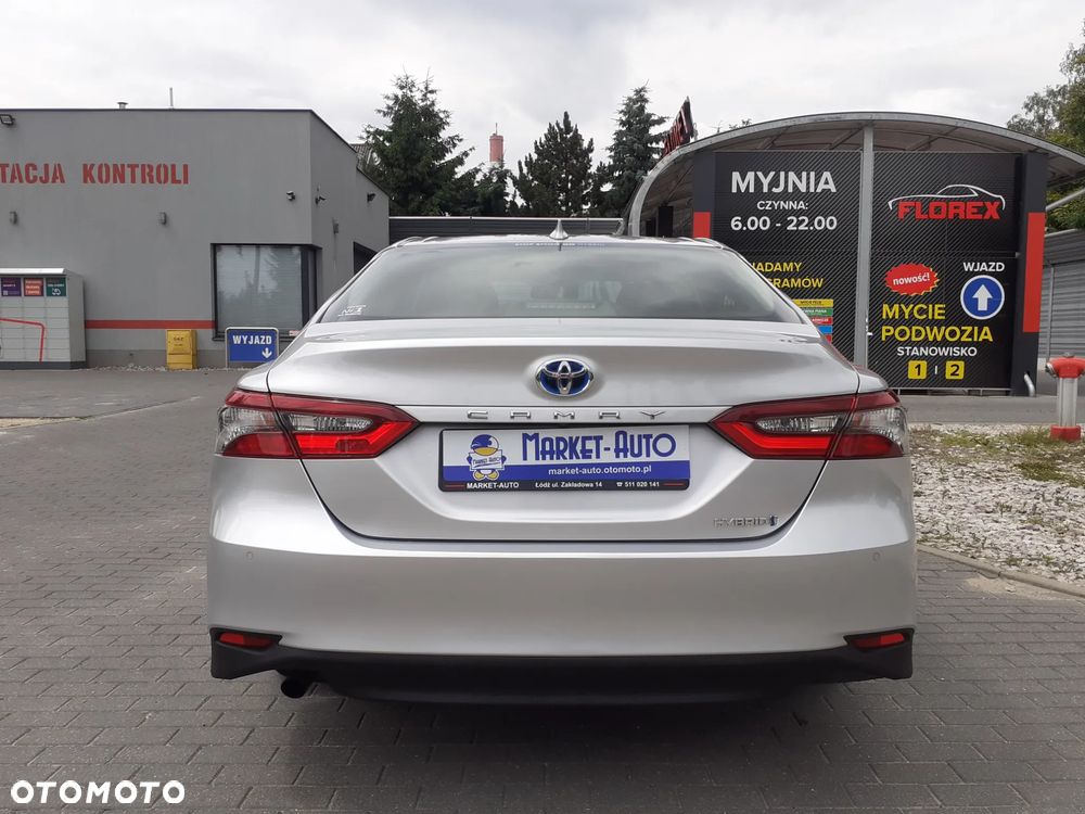 Toyota Camry - 4