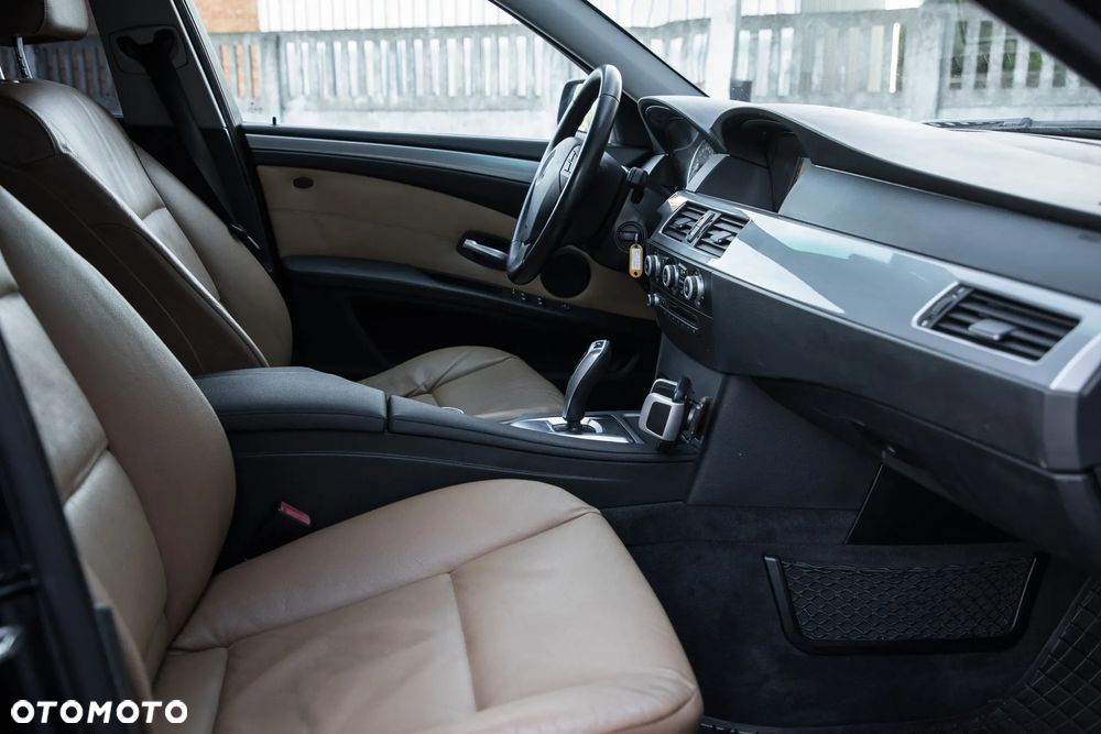 BMW Seria 5 525d xDrive Touring - 29