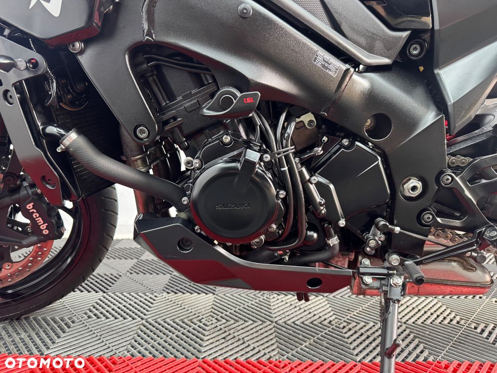 Suzuki GSX - 16