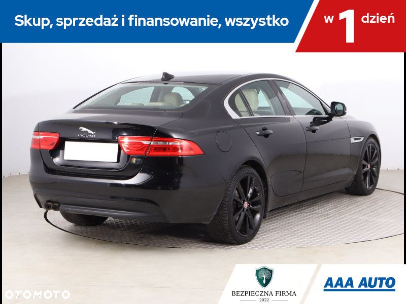 Jaguar XE - 6