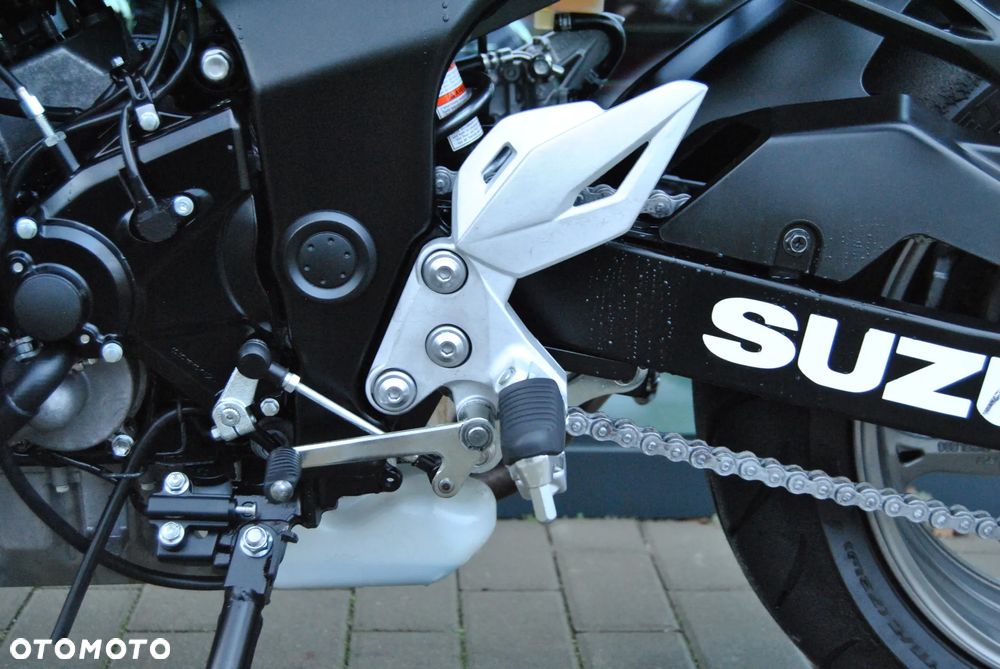 Suzuki GSR - 29