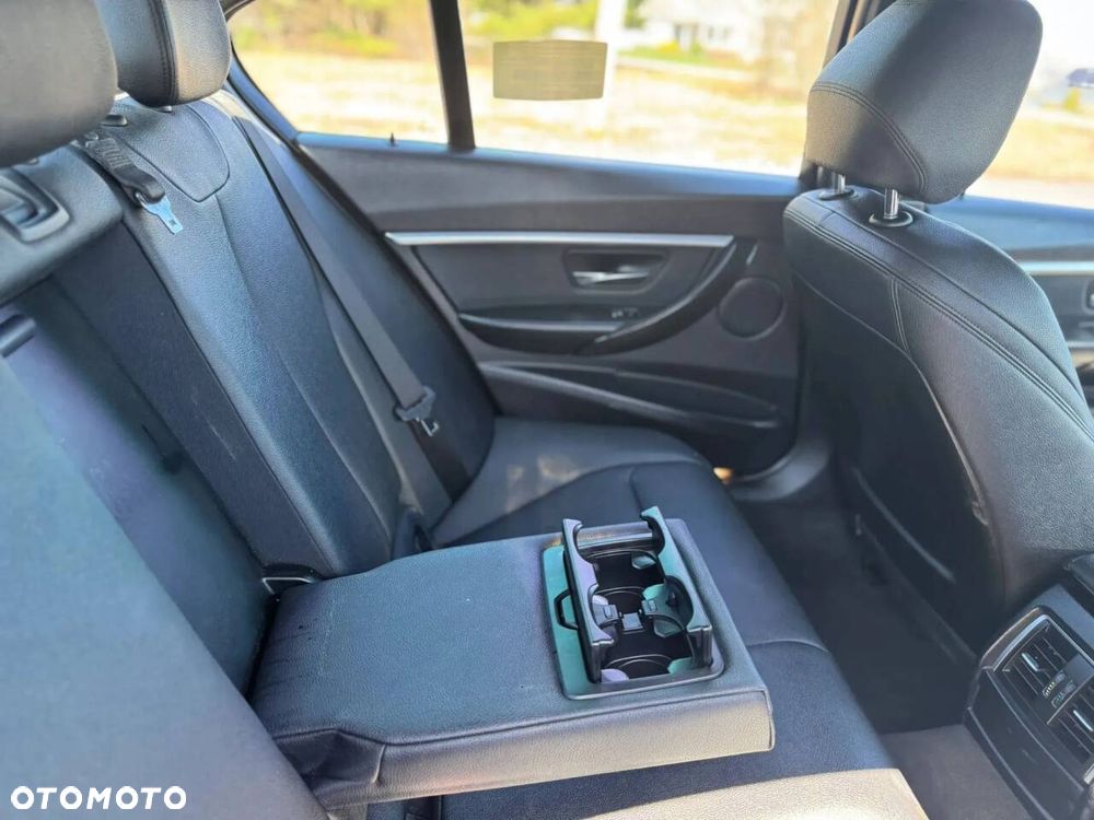 BMW Seria 3 330i xDrive - 18