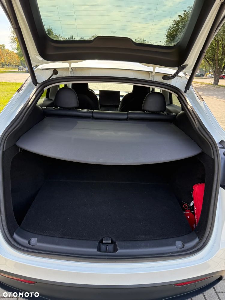 Tesla Model Y Long Range AWD - 28