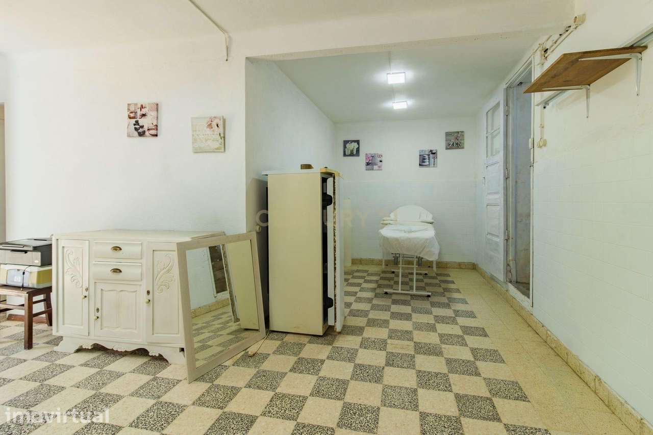 Moradia para recuperar com garagem, barracão, anexos e terreno - Grande imagem: 3/28