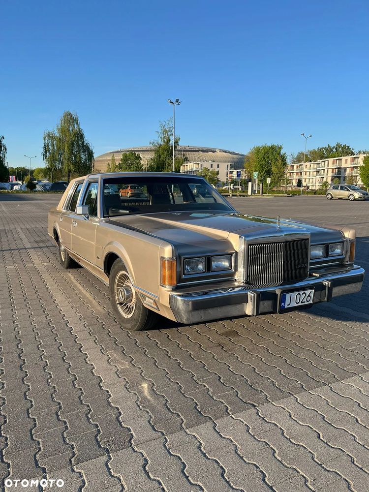 Lincoln Town Car - 1