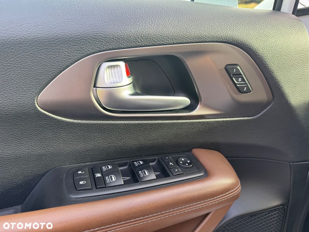Chrysler Pacifica - 33