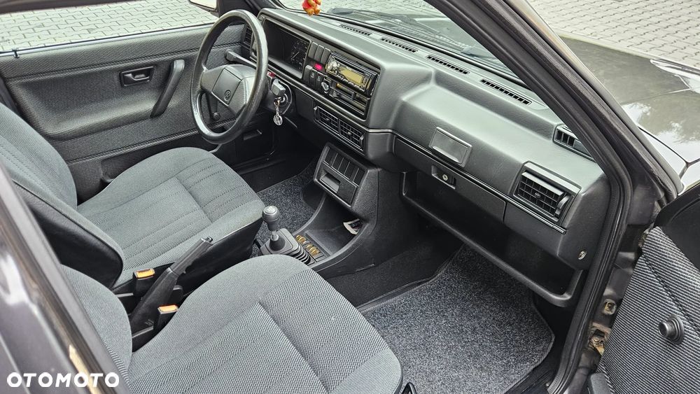 Volkswagen Golf 1.6 GL D - 10