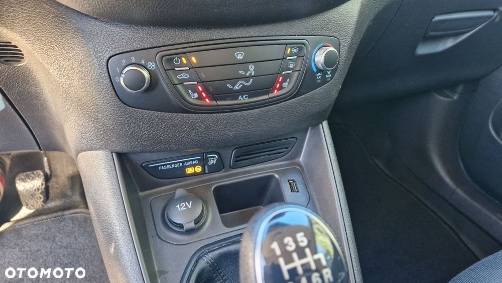 Ford Transit Courier - 13