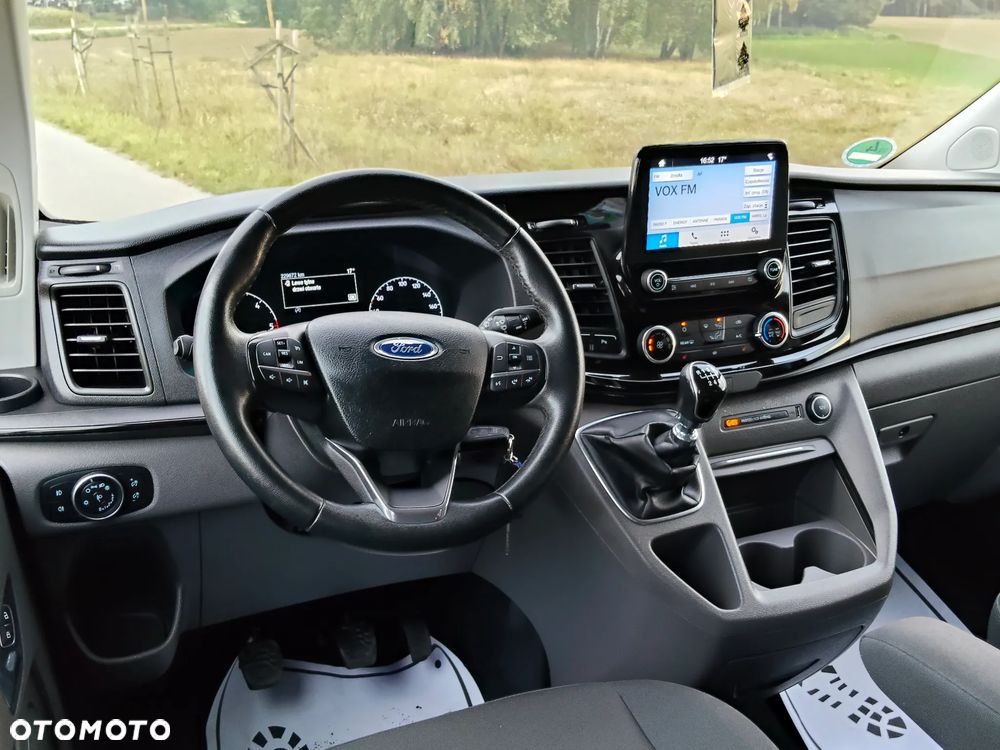 Ford Tourneo Custom - 32
