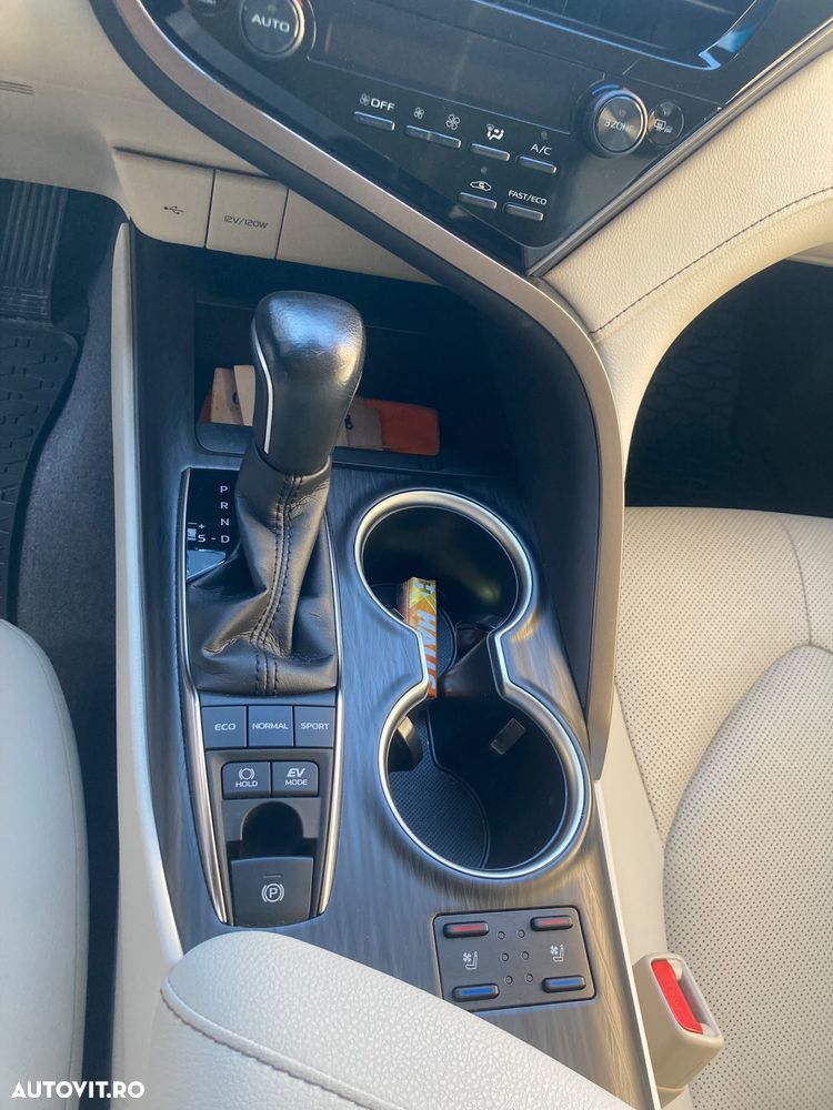 Toyota Camry Luxury - 11
