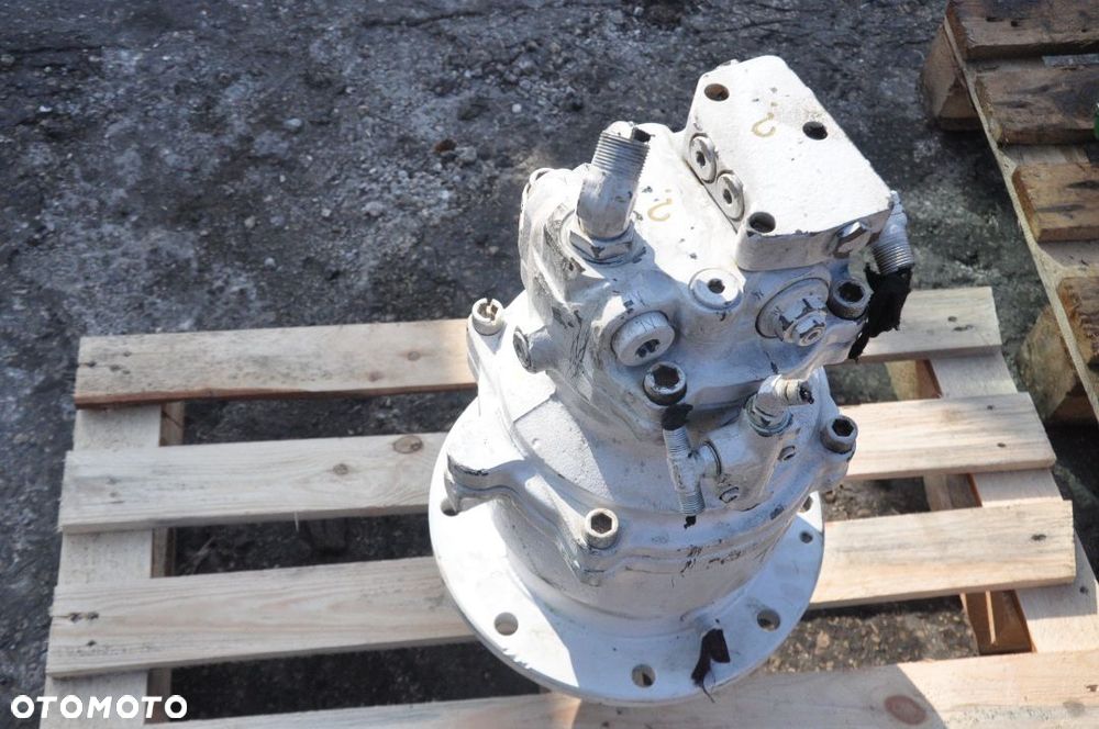 REDUKTOR SILNIK  OBROTU TAKEUCHI TB180 - 4