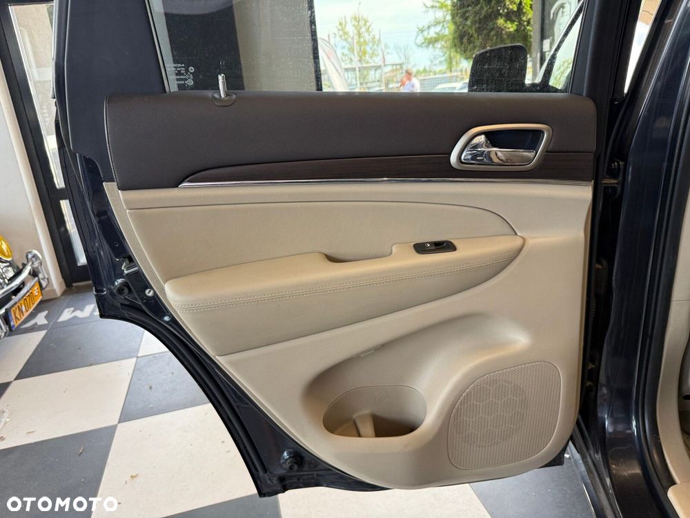 Jeep Grand Cherokee - 12