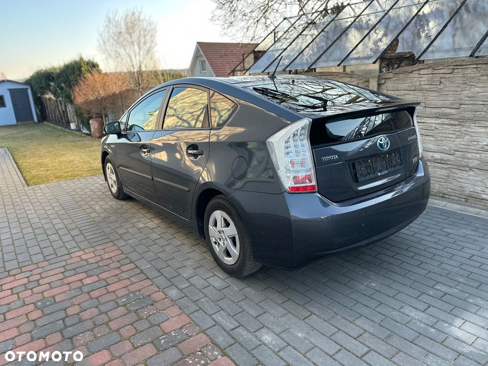 Toyota Prius (Hybrid) Life - 3