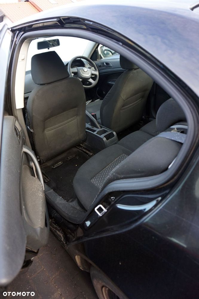 SKODA OCTAVIA II LIFT HB 2009 9910 1.4 TSI CAXA 122KM LHY CZARNY na części - 12