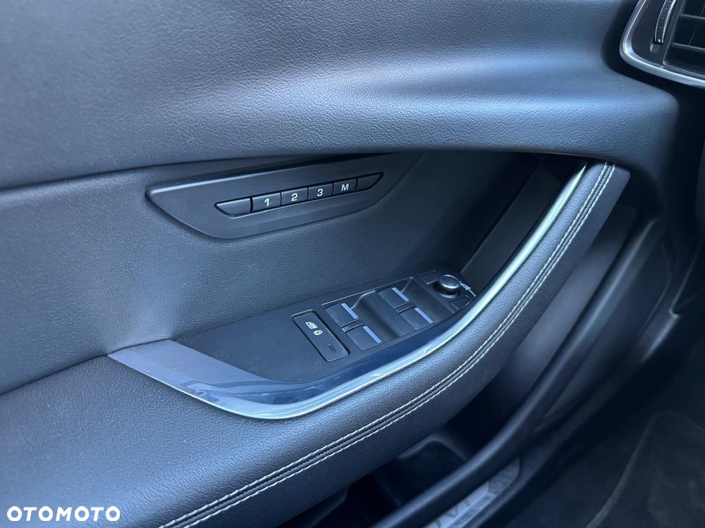 Jaguar XE P250 R-Dynamic HSE - 18