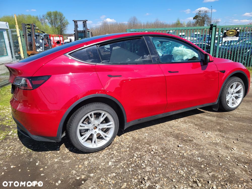 Tesla Model Y - 3