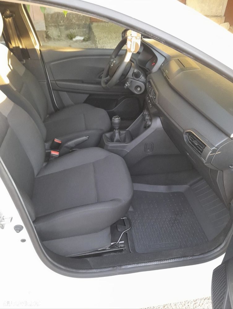 Dacia Logan TCe 90 Essential - 8