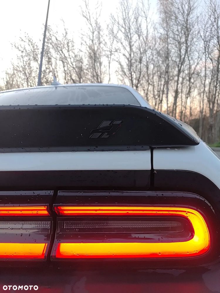 Dodge Challenger - 11