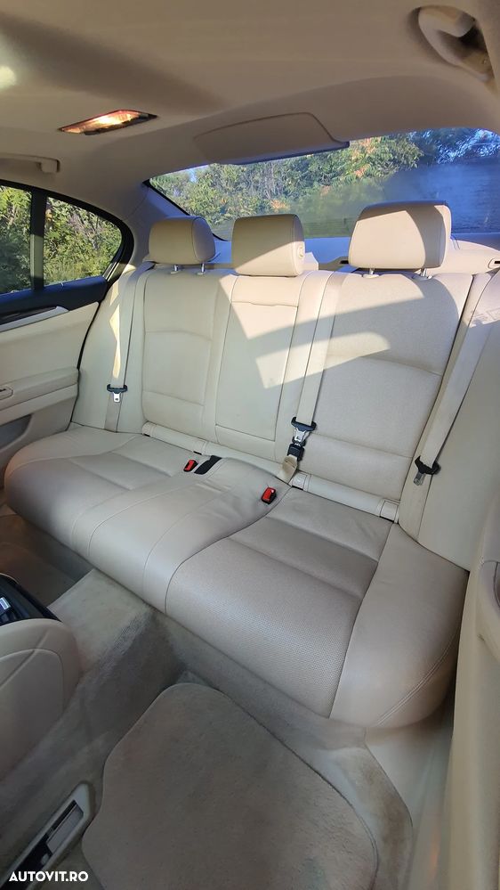 BMW Seria 5 525d xDrive Touring - 16