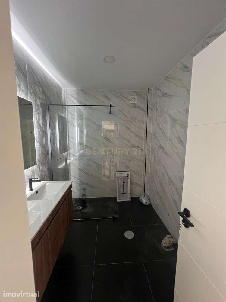 Apartamento T3 Renovado com Garagem Box e Sótão - Grande imagem: 4/4