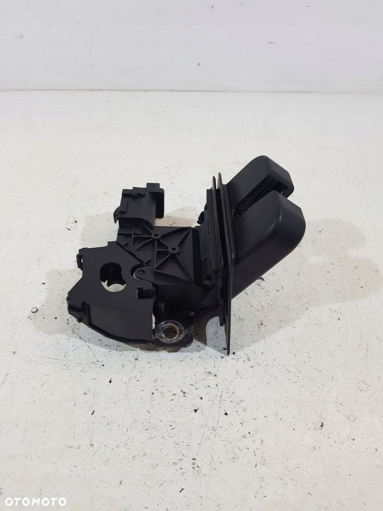 ZAMEK KLAPY BAGAŻNIKA 8P4827505C AUDI A3 8P LIFT EUR 08r 5D - 5
