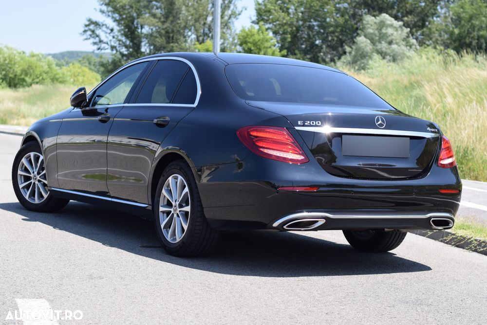 Mercedes-Benz E 200 4MATIC Aut. - 4