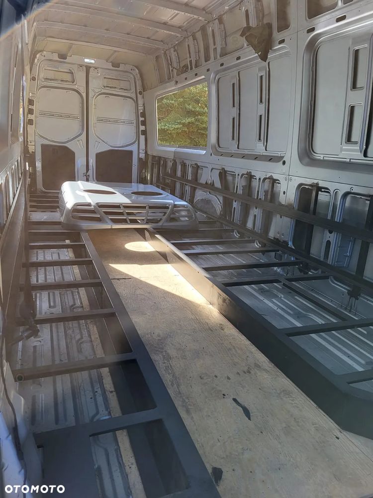 Mercedes-Benz Sprinter - 2