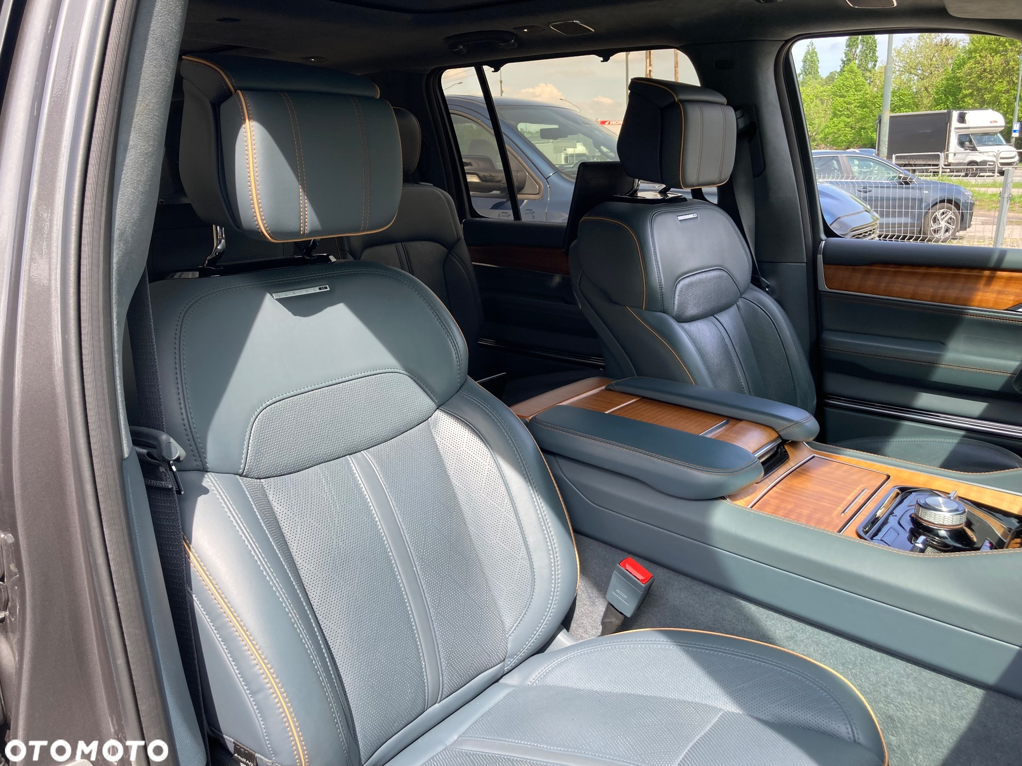 Jeep Wagoneer - 17