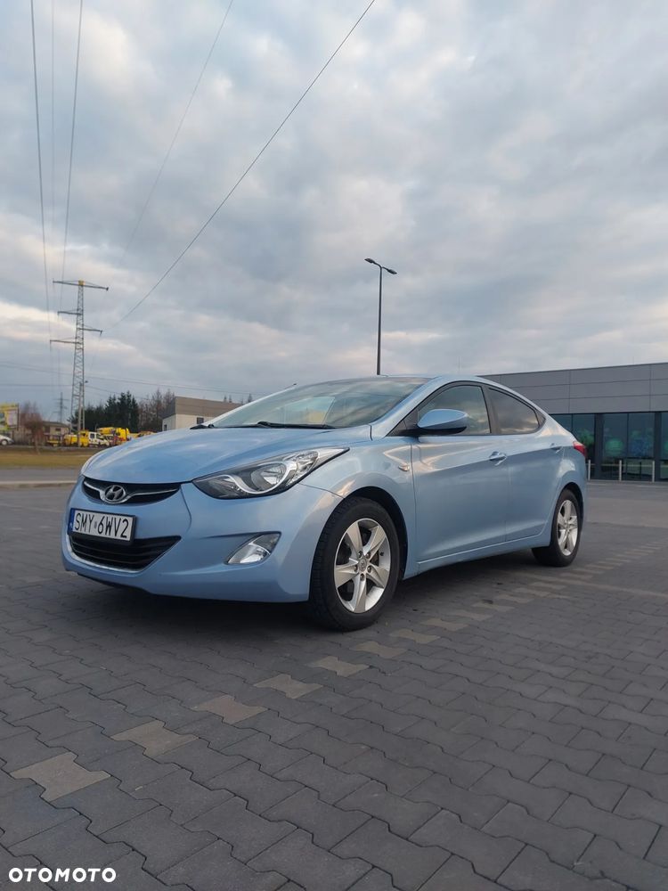 Hyundai Elantra 1.6 Classic + - 1