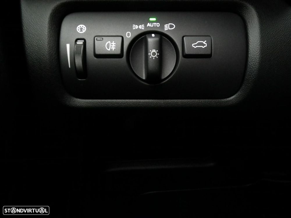 Volvo V40 2.0 D3 Momentum - 24