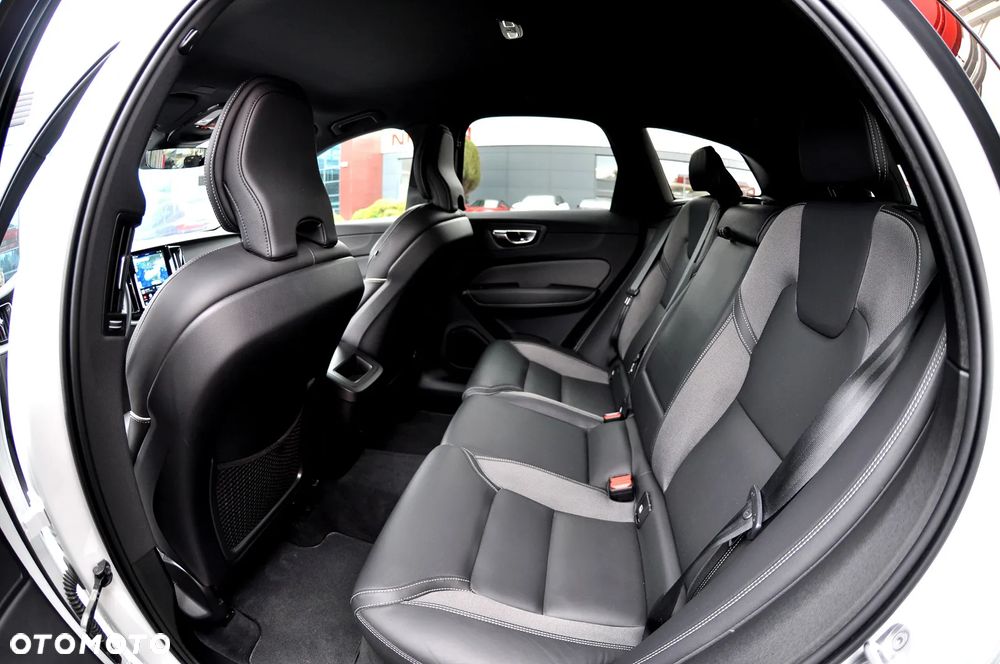 Volvo XC 60 B4 D AWD Ultimate Dark - 18