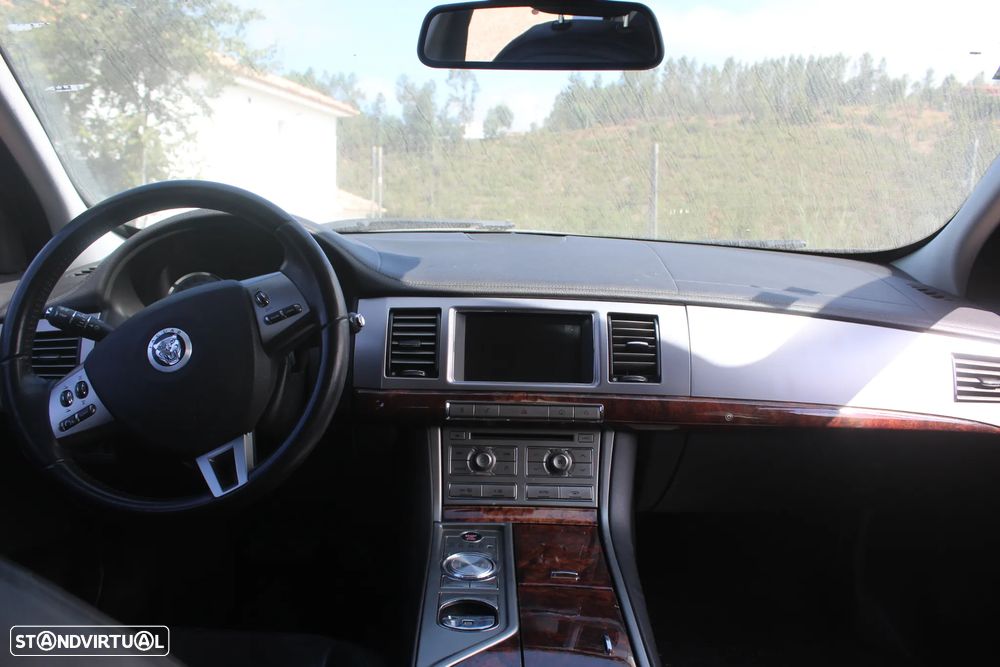 Jaguar XF 2.7 V6 Luxury - 8